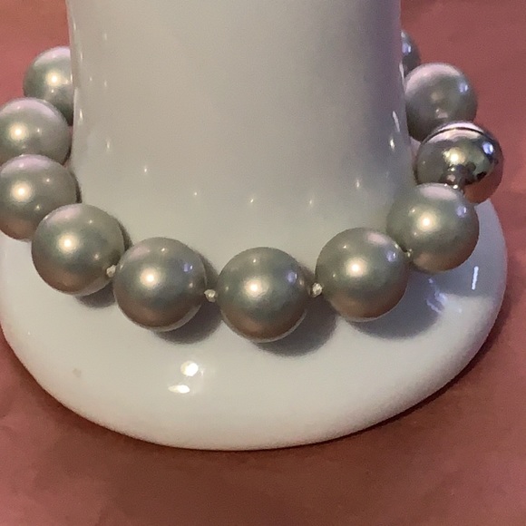 NWOT LIGHT GREY PEARL BRACELET W MAGNETIC CLOSURE - Picture 4 of 7